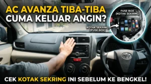 Pengemudi mengecek AC mobil Toyota Avanza yang tiba-tiba tidak dingin dan hanya menghembuskan angin panas.